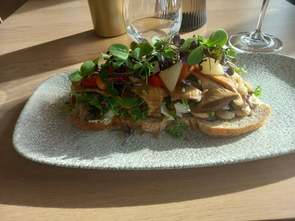 Reynold Kaunds_UM WILL'S PULL_Bastendorf_review