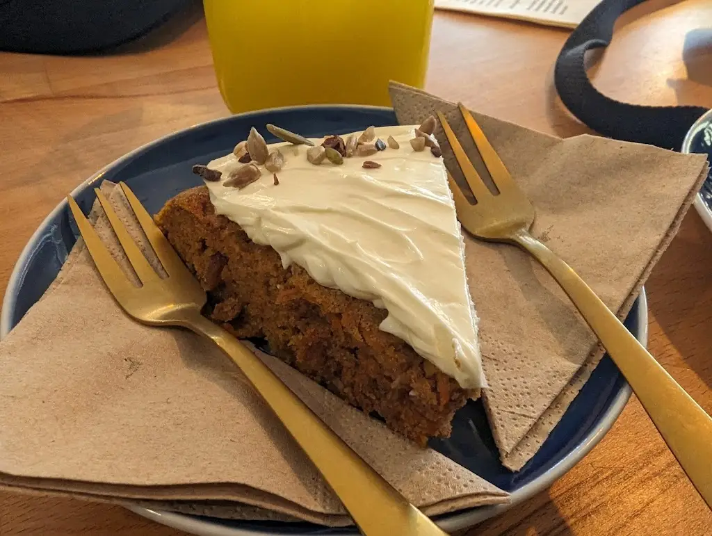 Julien van der waal_Cafe N°12_Bastendorf_review