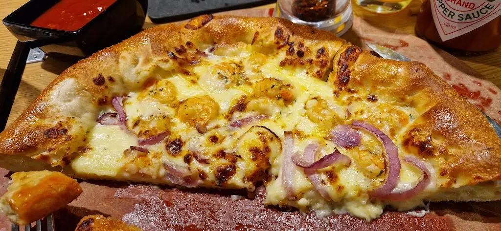 Selvi Larasanti_Pizza Hut Strassen_Fennange_reseña