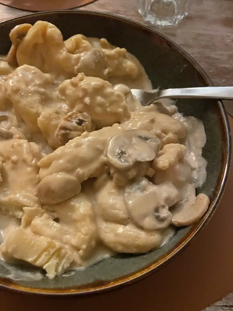 Laura Sones_Sëller Stuff Sàrl_Saeul_reseña