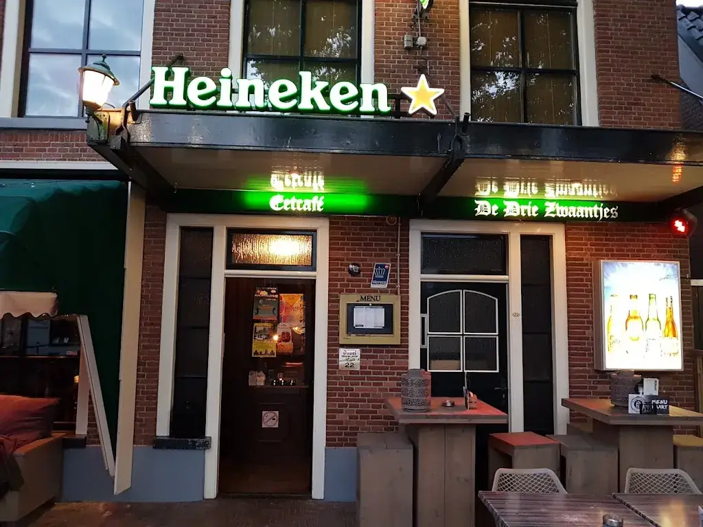 Eetcafé De Drie Zwaantjes restaurant à Langweer