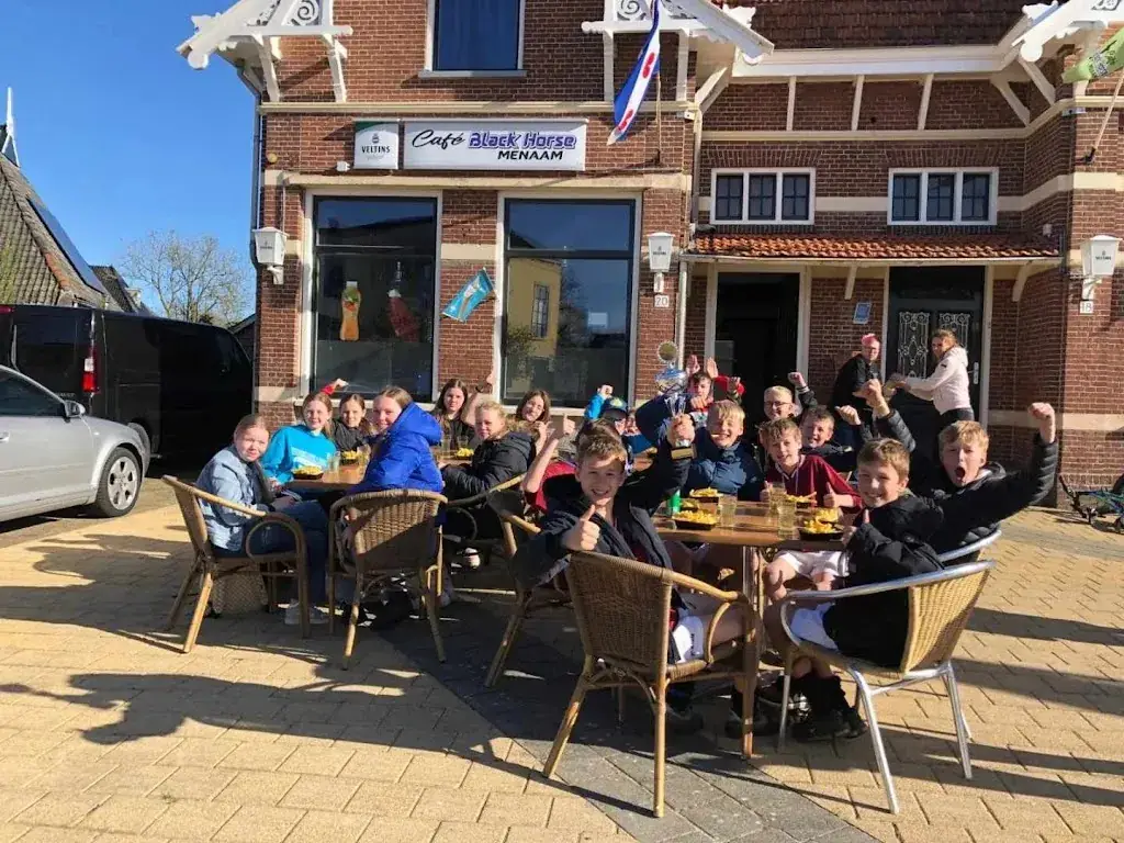 Zalencentrum/eetcafé Black Horse restaurante en Menaam