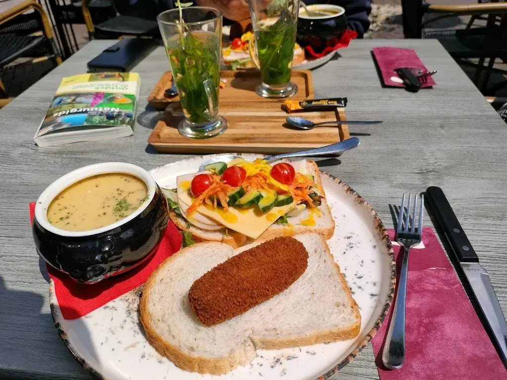 Anne-Mieke Boogaarts van laarhoven_Speciaalbier en eetkafee (café)Kafee It wapen fan Fryslân_Oentsjerk_avis