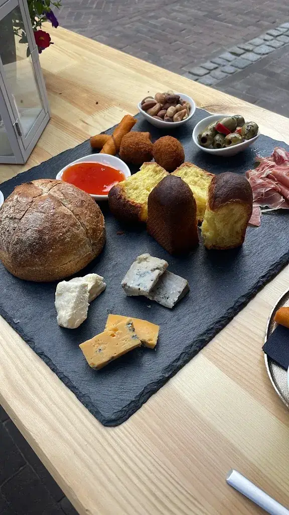 Simon Deighton_The Black Tie_Assen_review