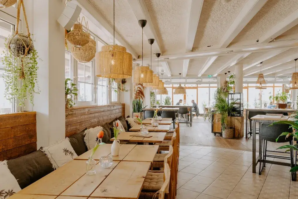 Strandbar Thuishaven restaurant in Makkum