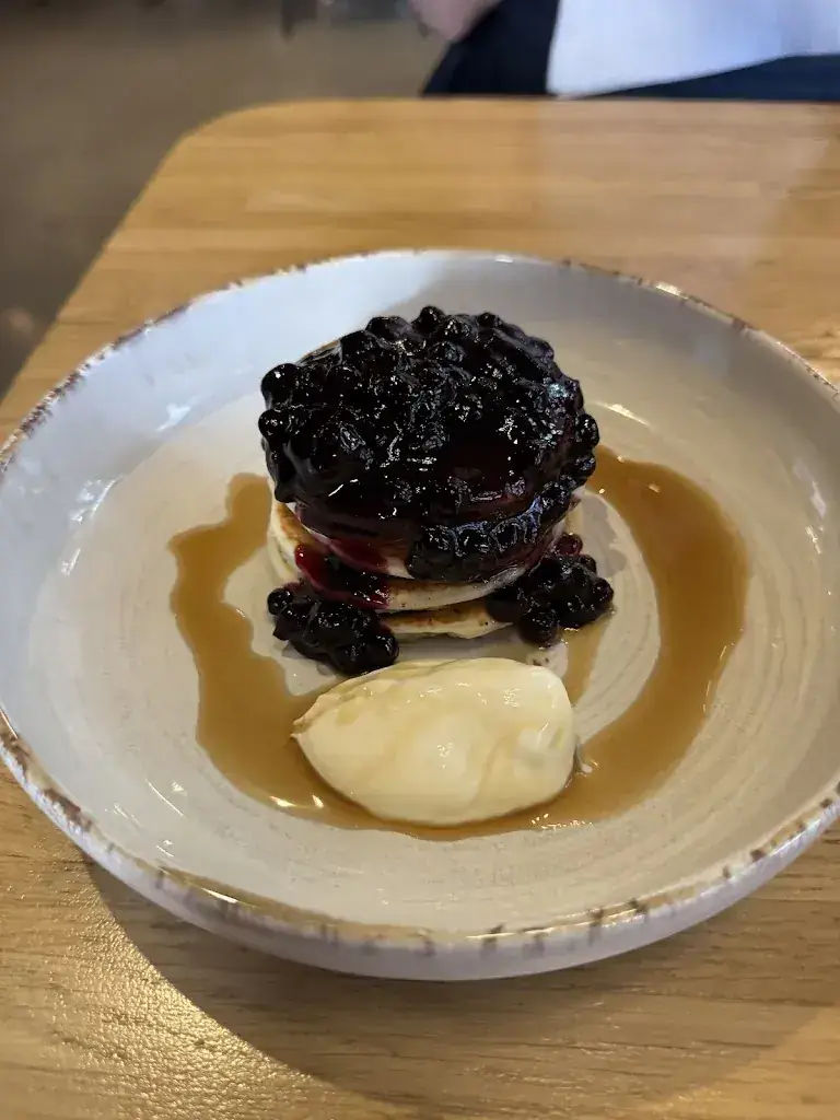 Cheri Larson_The Lobby Nesplein_Amsterdam_reseña