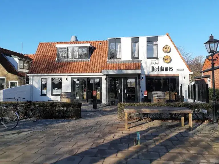 Hotel, wijnbar & bistro De4dames restaurant in Schiermonnikoog