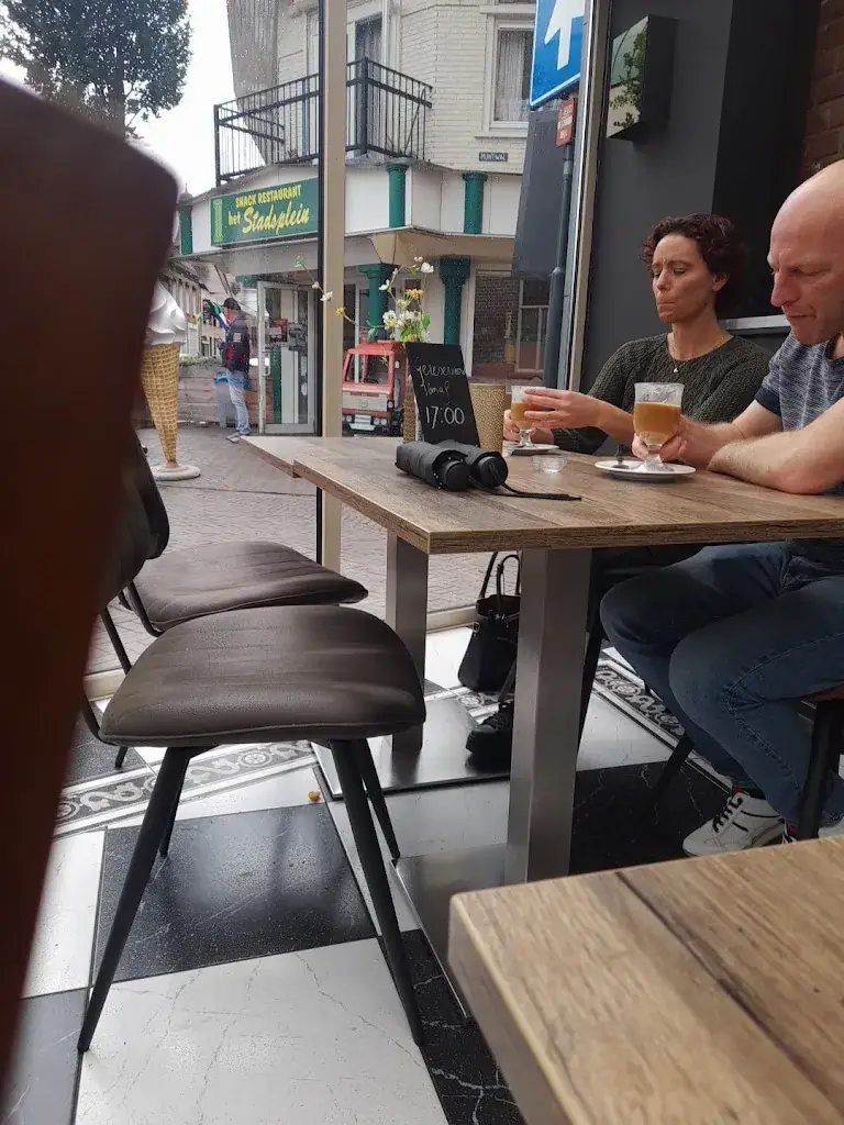 Ana paula Van son_Snackrestaurant Het Stadsplein_'s-Heerenberg_review