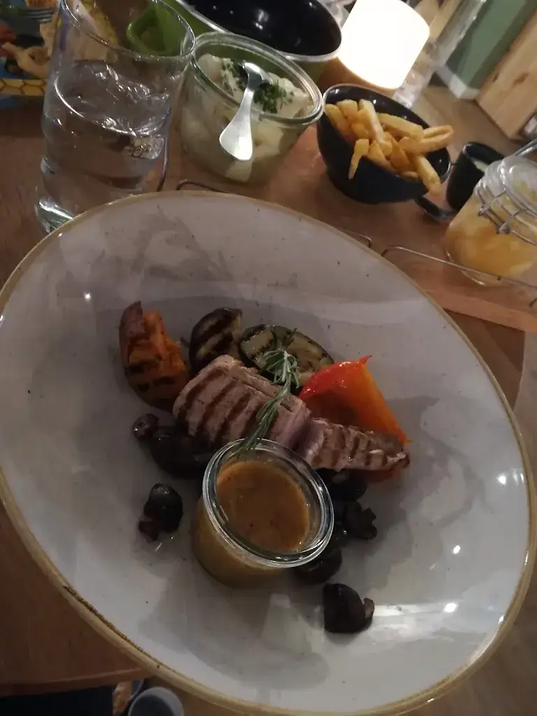 Michelle Bennett_Café-Bistro Woods | Snackbar Take Away | Bowling_Beekbergen_avis