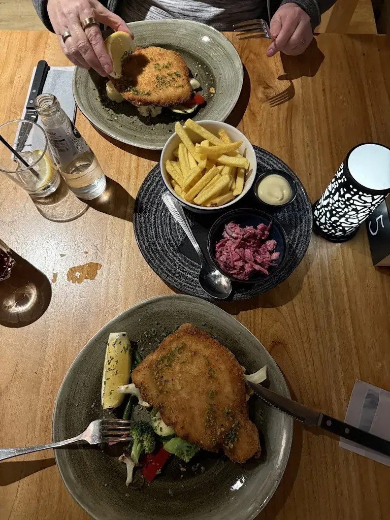 Hans Pluijgers_Café-Bistro Woods | Snackbar Take Away | Bowling_Beekbergen_avis