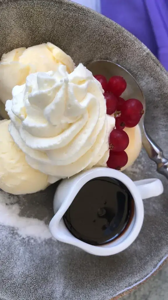 Annelies Schuler_Aan de Gracht bij Moon_Borculo_recensione