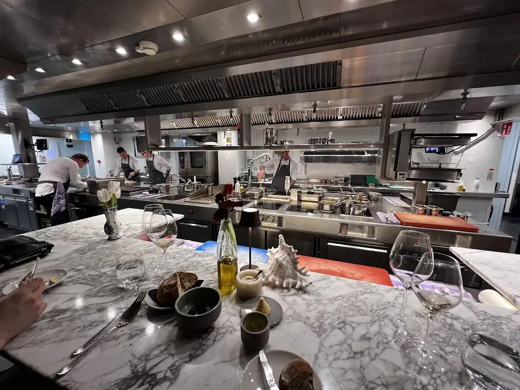 Jonathon Bell_Bridges_Amsterdam_review