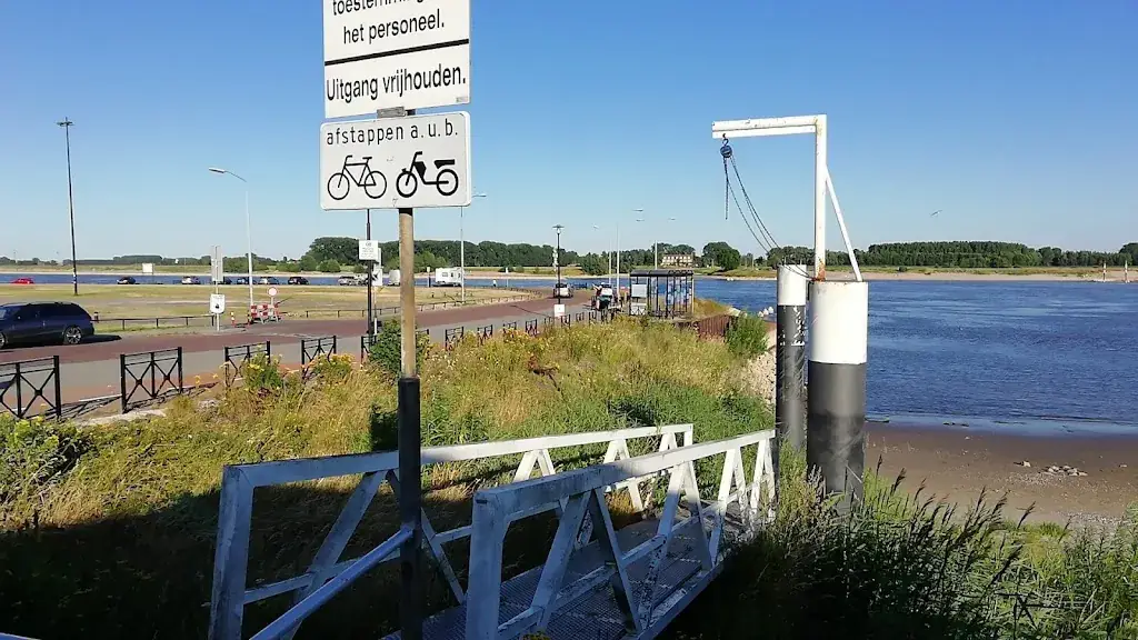 Robert Tettelaar_Paviljoen DT Twins Aan de Waal_Tiel_review