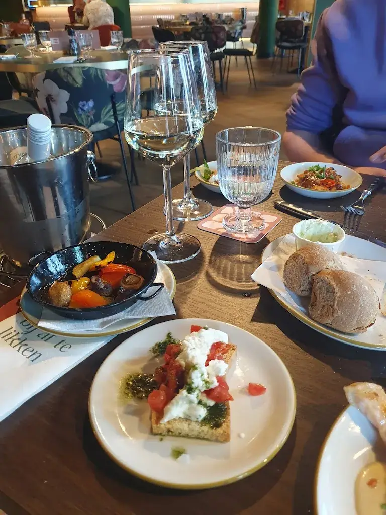 Kylie Truc Ngo_Heinde Tiel_Tiel_review