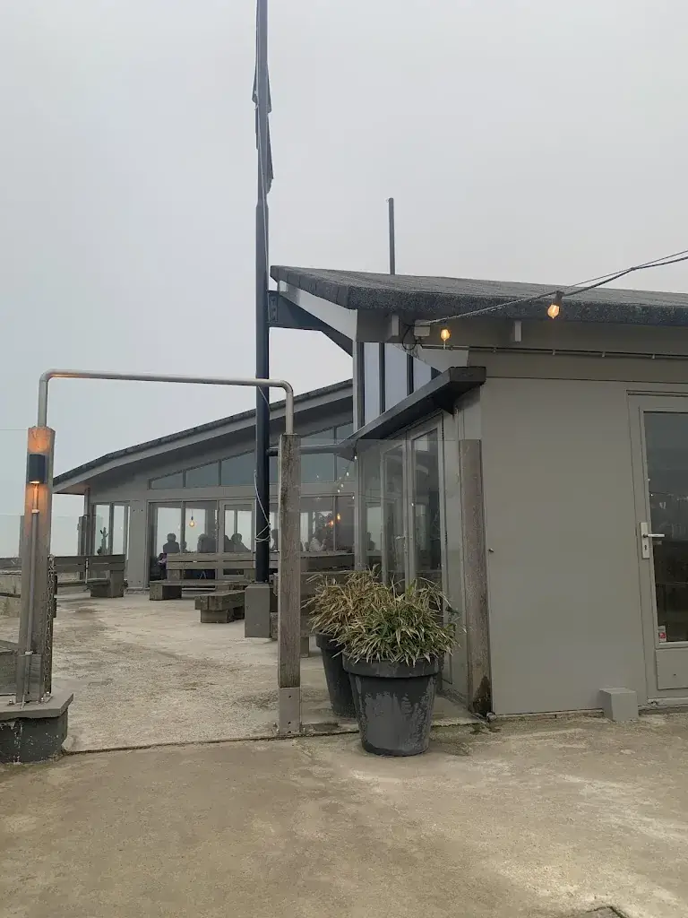 Nida özeçoğlu_De Liefhebbers aan Zee_Zee_review