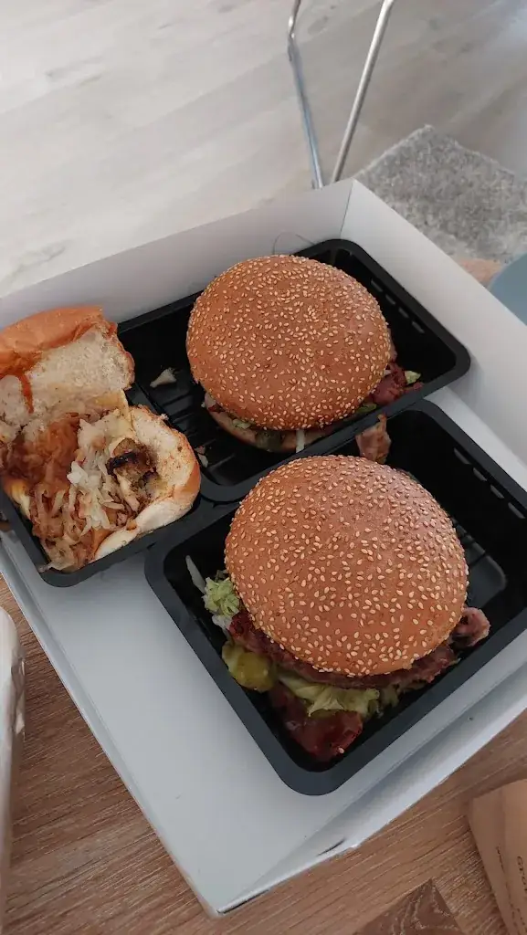 Jocelyn Hidding_Cafeteria Hendriks Plaza_Elst_recensione