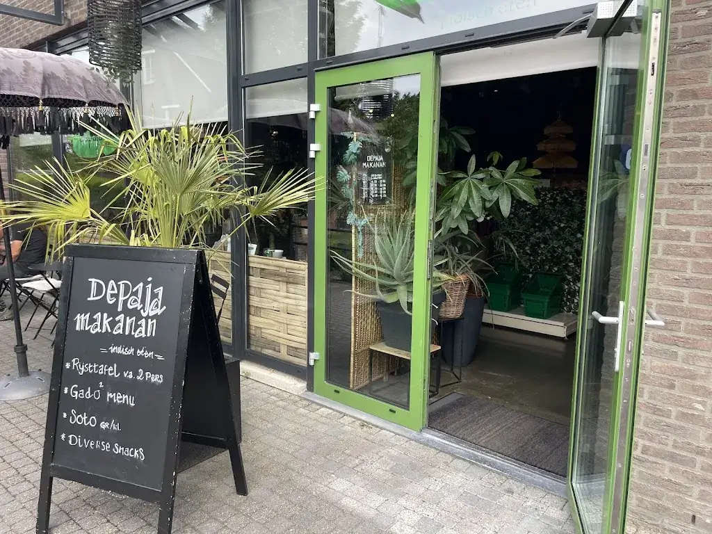 Jots van der Gen_Depaja Makanan_Elst_review