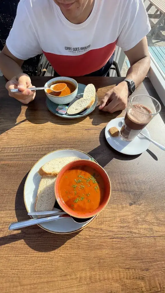 Zuzia Gozdz_Strandpaviljoen De Kust_Zee_review