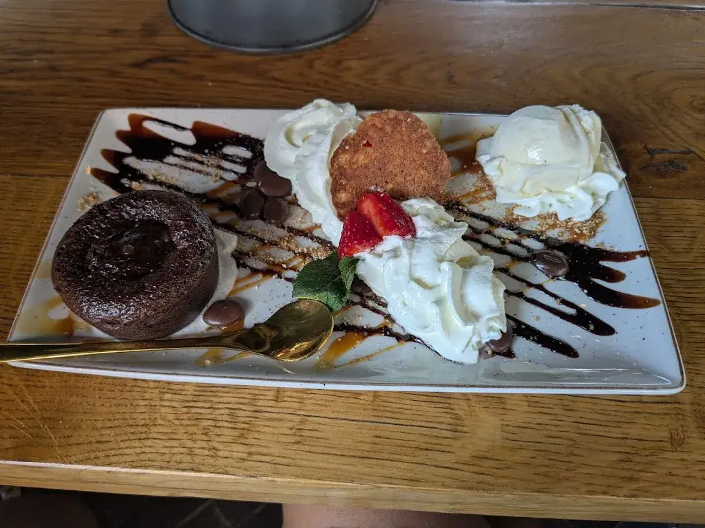 lara bakhssar_De Appel_Hengelo_review