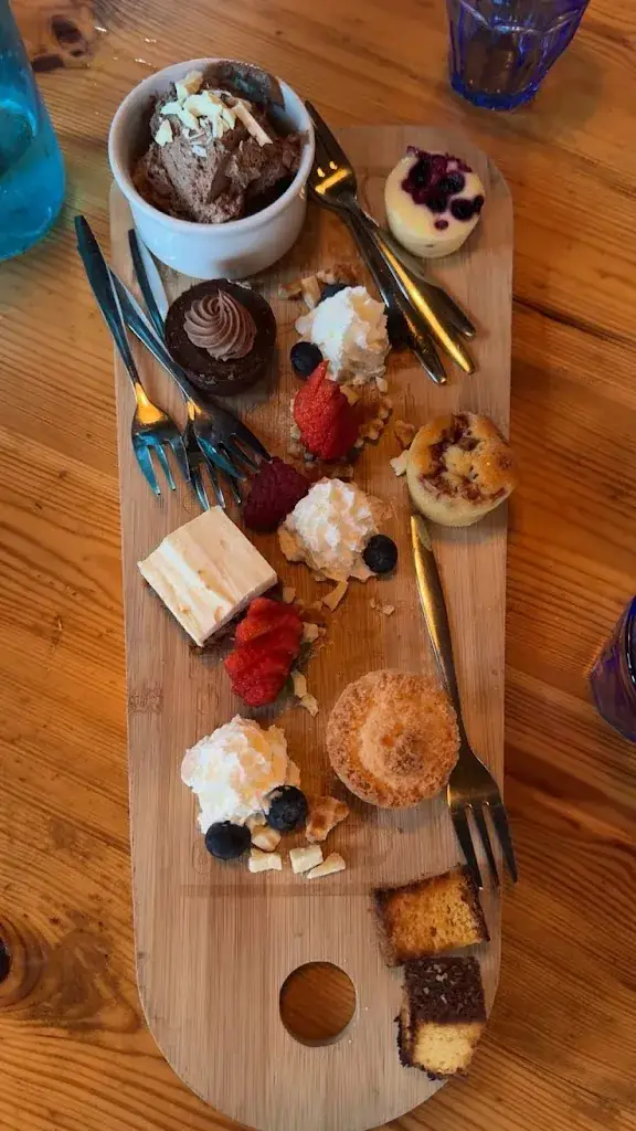 Paul van Teeffelen_Eetcafe aan de Maas, terras aan het water_Alem_review