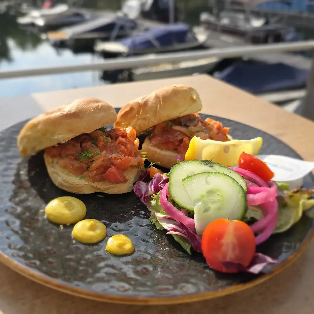 Eetcafe aan de Maas, terras aan het water_Alem_slider_image_3