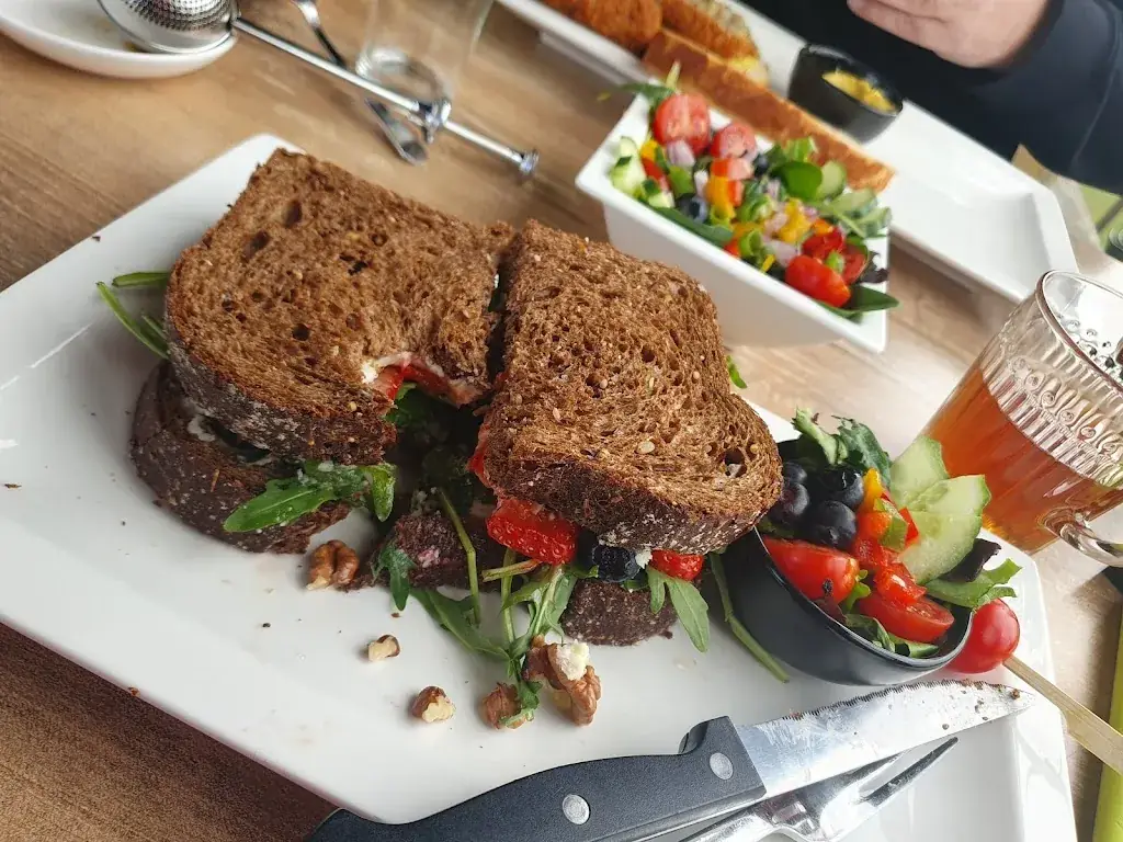 Magdalena Medon_De Oude Waal_Ooij_recensione