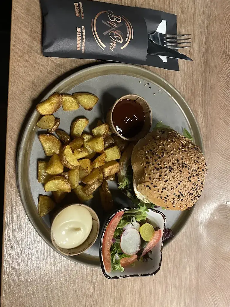 Tündi Fülöp_Bij Ons Vaassen_Vaassen_review