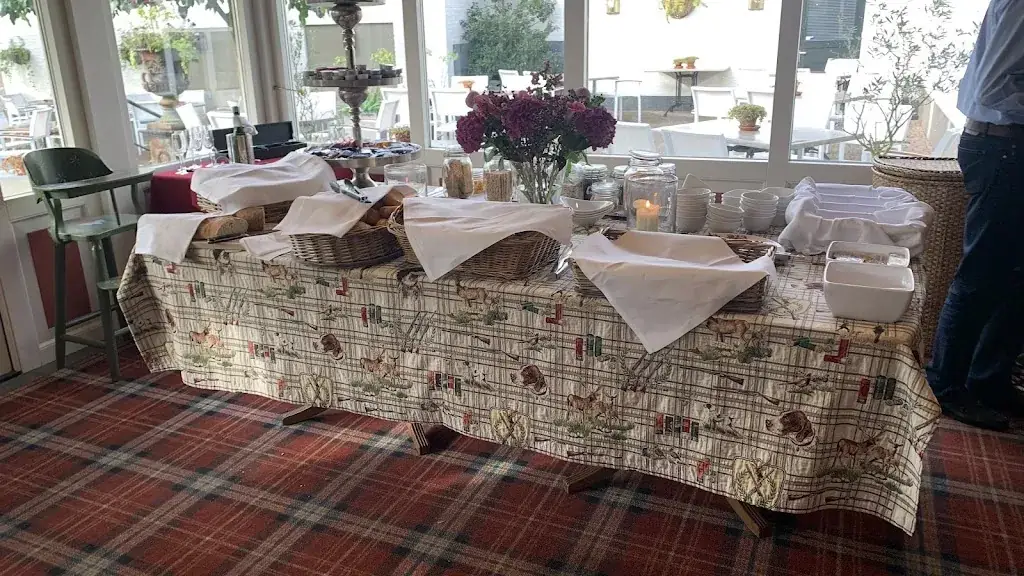 Kamau Wanguhu_Hotel Bakker_Vorden_review