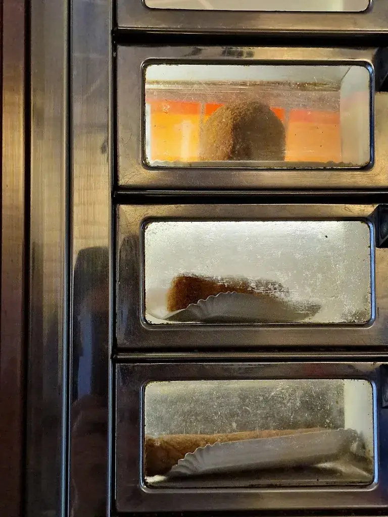 Connie Van Den Akker_Cafetaria Rogers Place_Appingedam_review