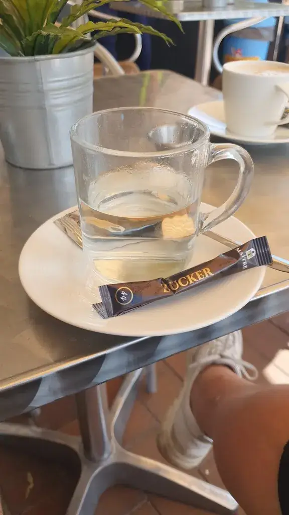 Stephanie van Tongeren_Cafetaria Car-San_Sappemeer_review