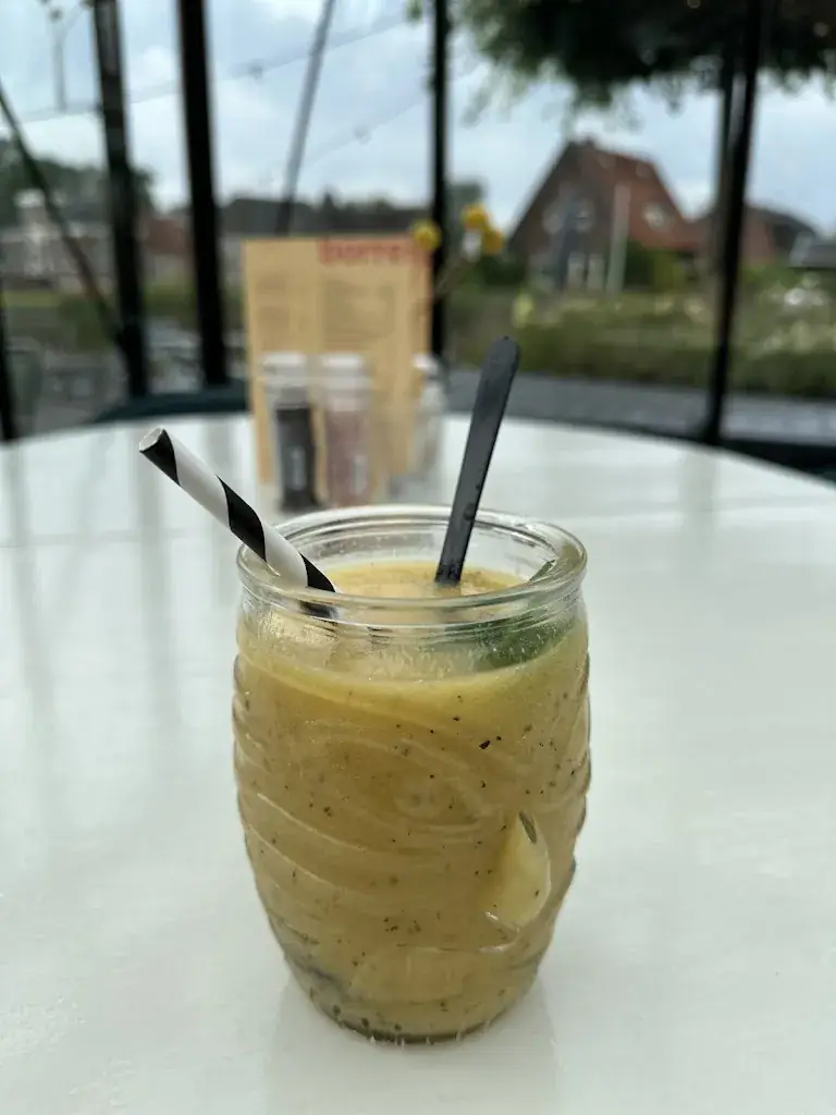 Burcu Güvenatam_De Jongens uit de buurt_Winsum_recensione