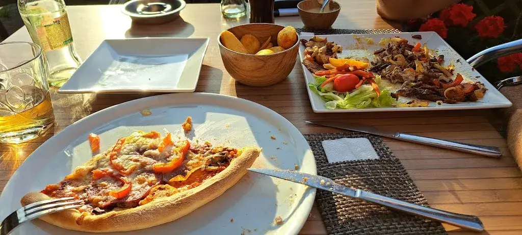 E Barkema_Plaza Italia_Uithuizermeeden_review