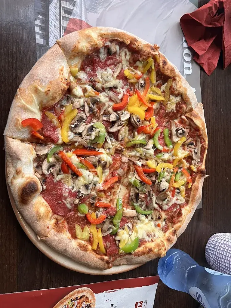 noa breznik_Pyramide_Apel_review