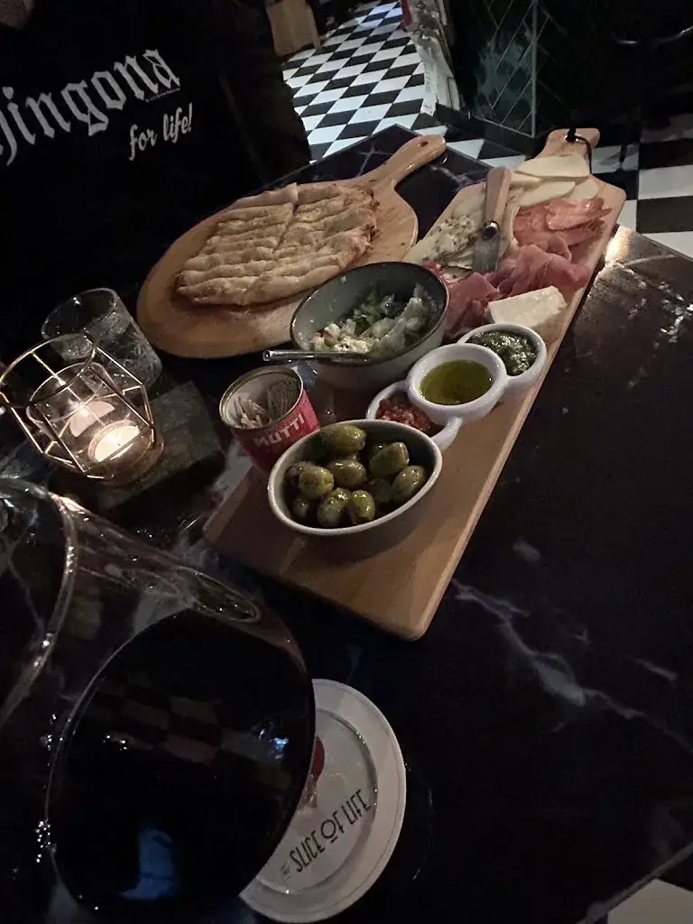 Donna Aponte_The Slice of Life_Amstenrade_review