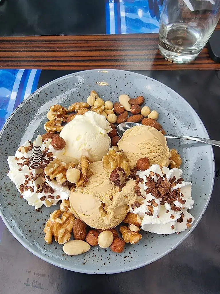 Sandra Schadron_Van den Broek Snacks_Brunssum_review