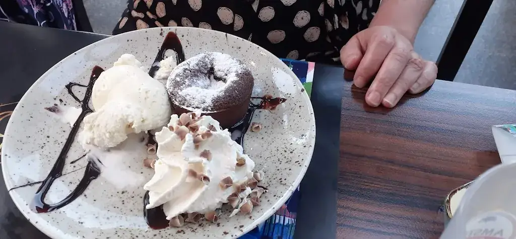 Van den Broek Snacks restaurant in Brunssum