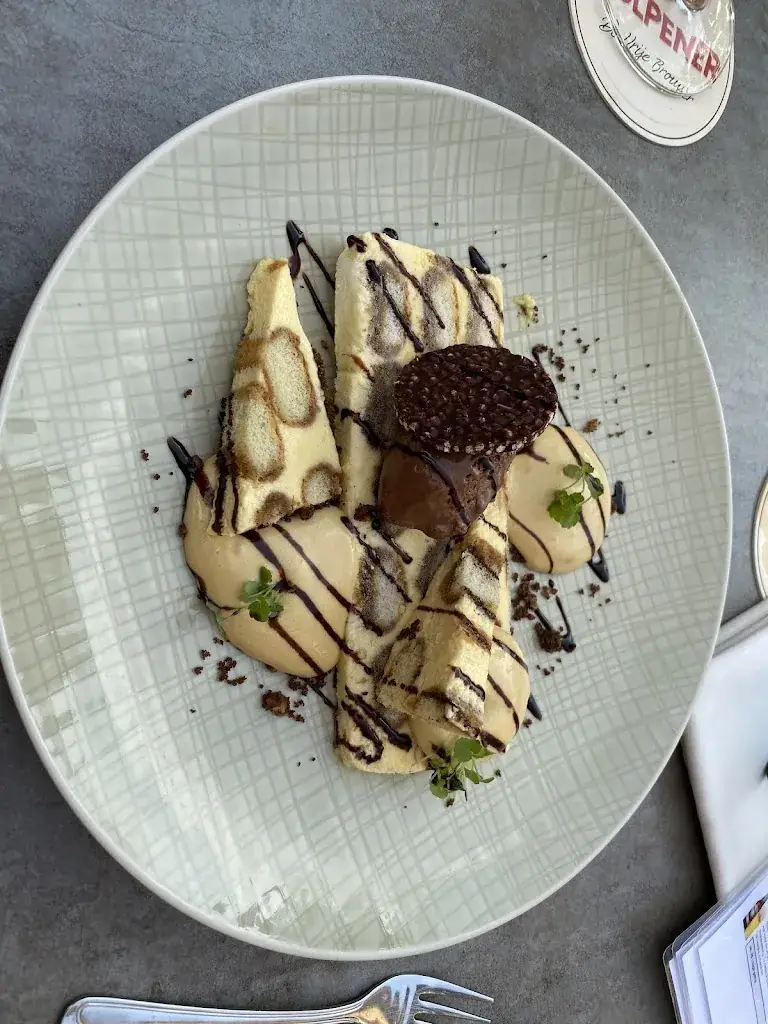 Lukasz Rewerenda_Grand café Neubourg_Gulpen_review