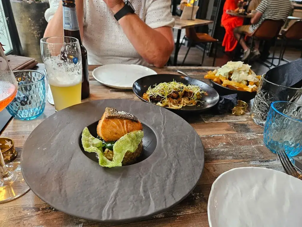 L Leusink_Bij Ons_Gennep_review