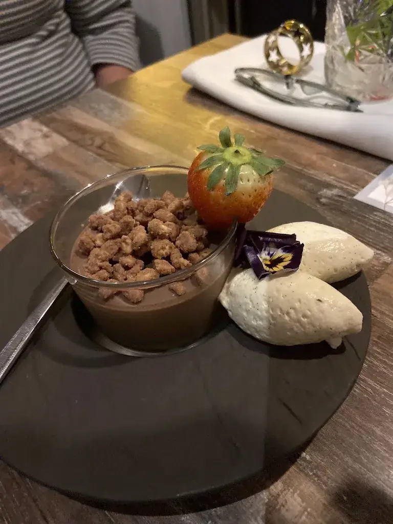 Laura van Veen_Bij Ons_Gennep_review