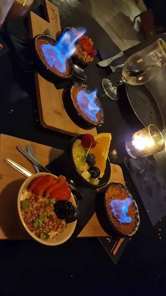 COMIQ | shared dining_Stein_slider_image_2