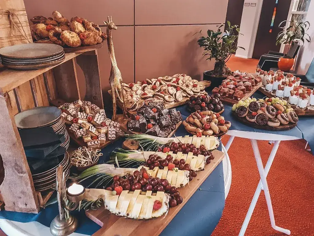 COMIQ | shared dining_Stein_slider_image_3