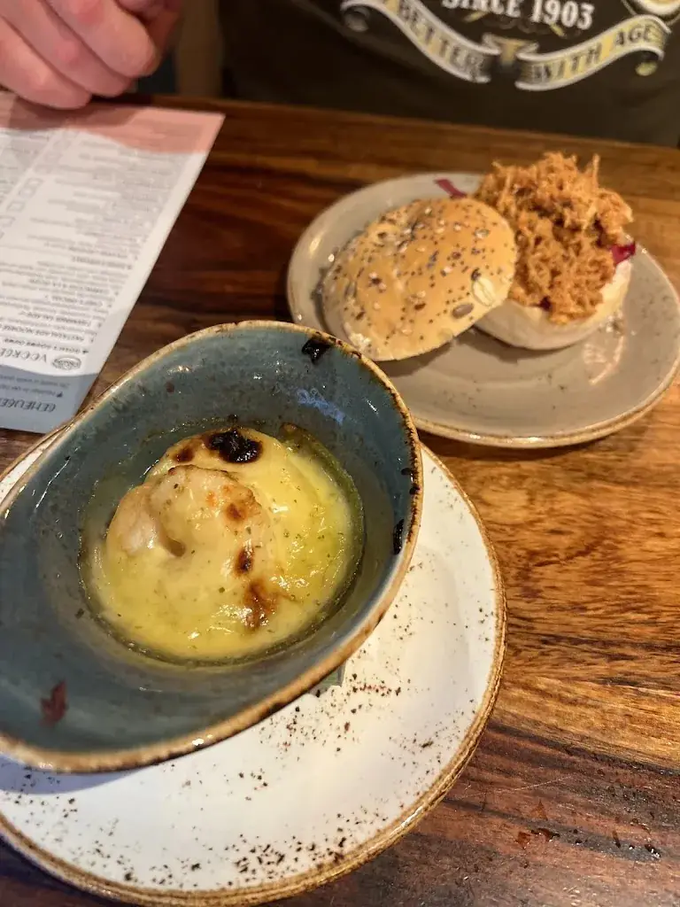 Papassara Poontiwade_Gossimijne Horst_Horst_review