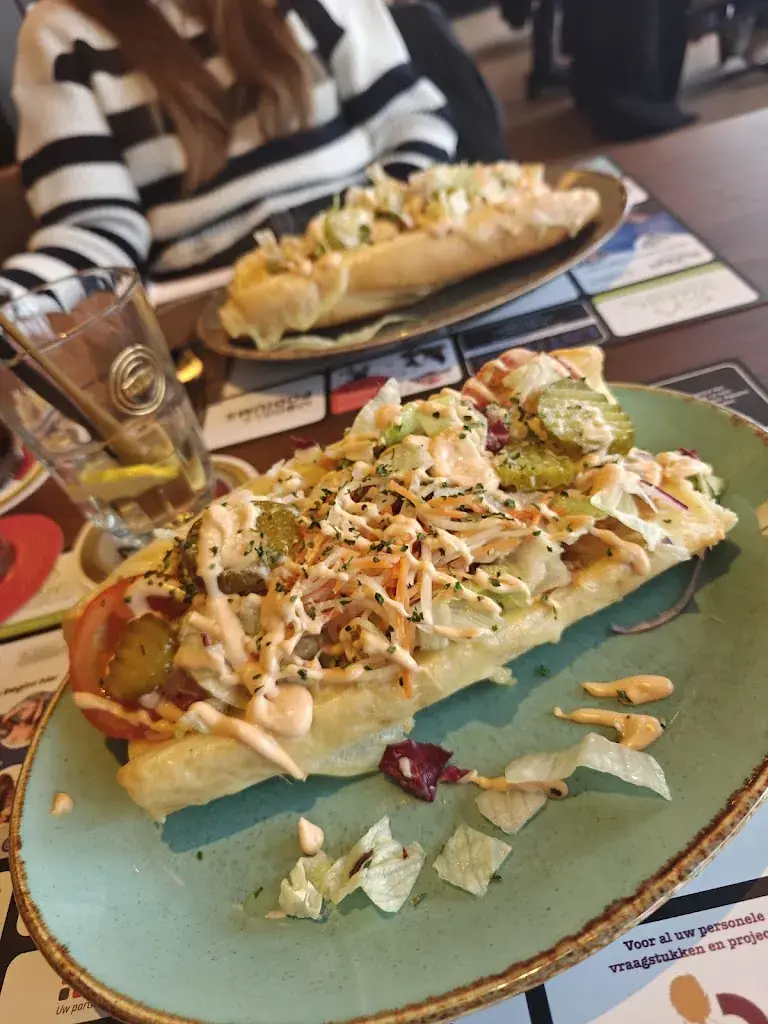 Nikita Pelzer_Ut Sonneklukske_Landgraaf_review