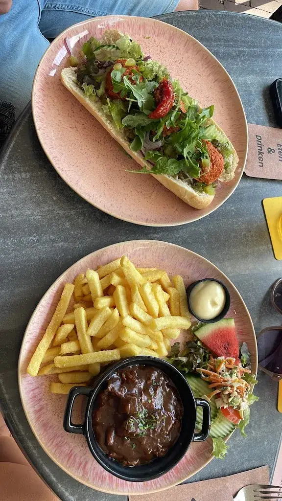 femke van den bemd_Lunchroom-Restaurant oNz_Panningen_review