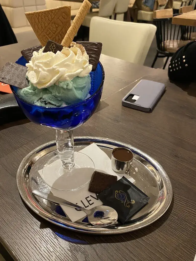 Sam Eyre_IJssalon Clevers Tienray_Tienray_review