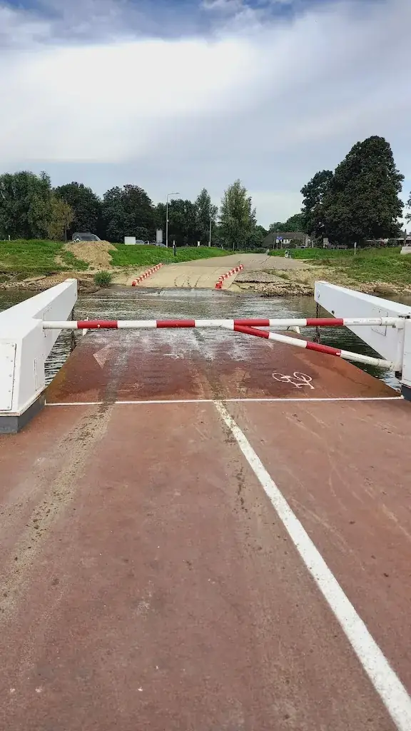 moline chauruka_Terras Maasoever_Urmond_review