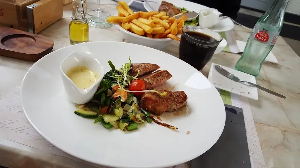 Hense Koeëb eten en drinken_Stramproy_slider_image_3