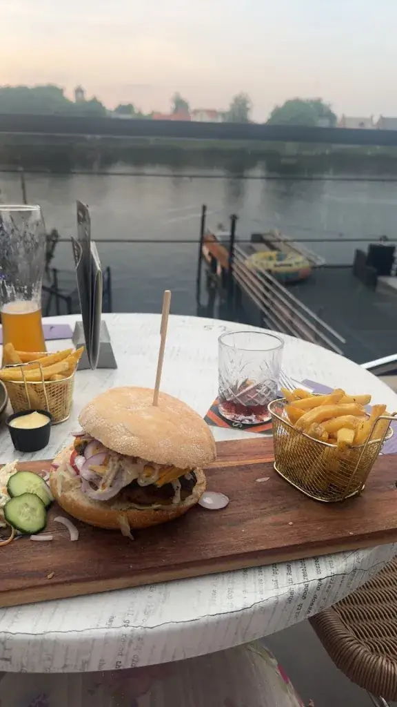 Sina Valks_Costa del maas_Wanssum_review