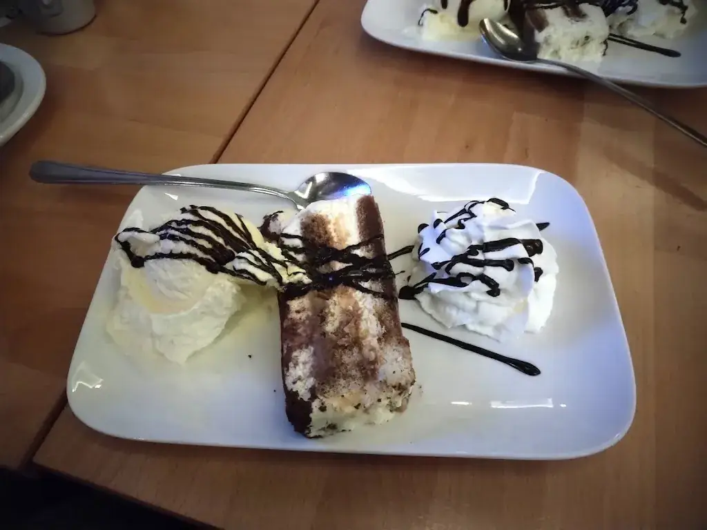 Višnja Nakrajkućin_Troje_Vaals_review