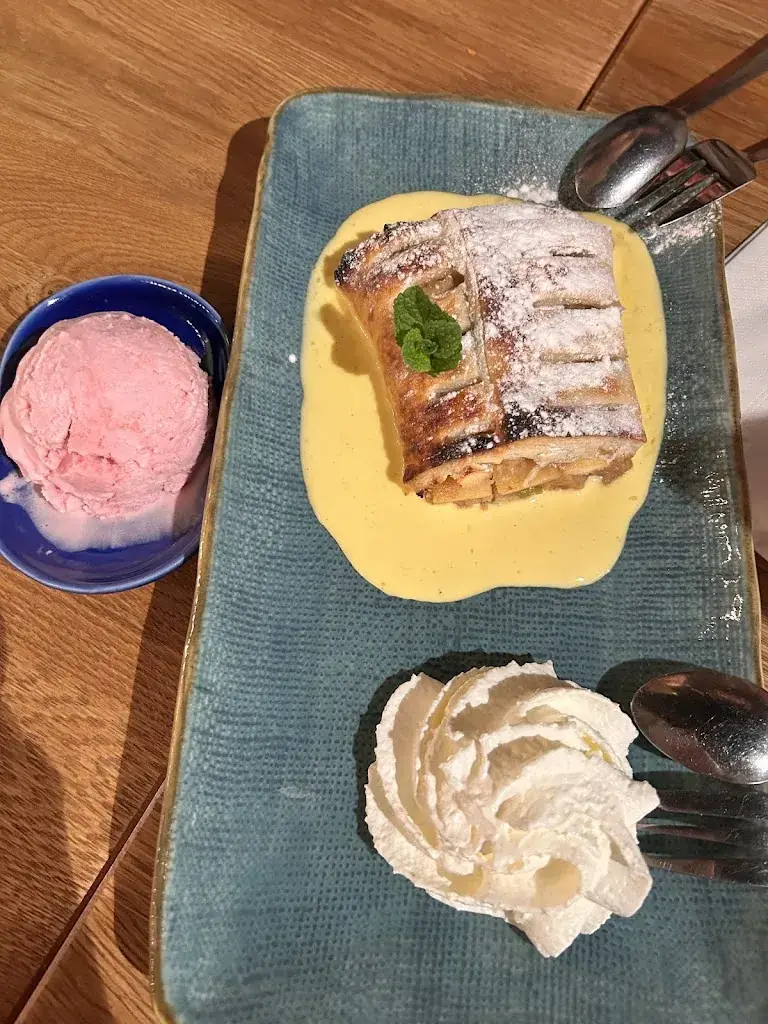 Zahra Sharifi_Wurst & Schnitzelhaus Zuidas (WuSH)_Amsterdam_review